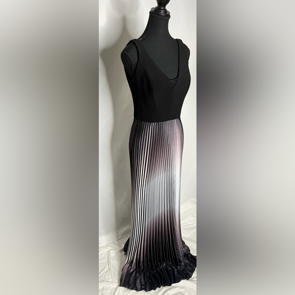 Gorgeous David’s Bridal gown size 10 - Picture 3 of 6